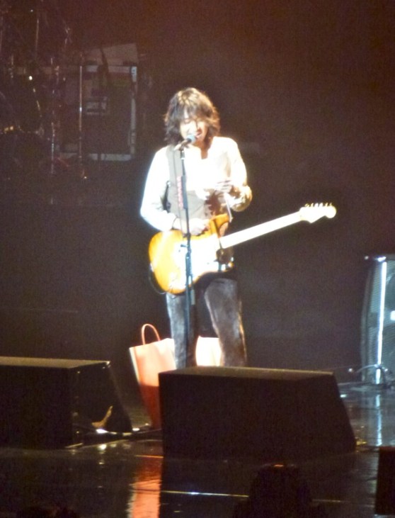 Lors de leurs interventions, les membres du groupe ont fait l'effort de parler en français. Ici, Ken s'apprête à révéler les cadeaux qu'il a amenés pour Hyde.