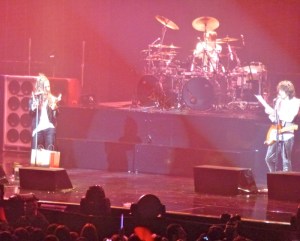 Pour animer un des intermèdes vocaux, Ken était venu avec quelques cadeaux pour Hyde.