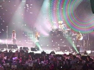 Durant la performance magistrale de l'Arc~en~Ciel sur Niji, des plumes descendaient du ciel, renforçant la grâce de la fin de concert.