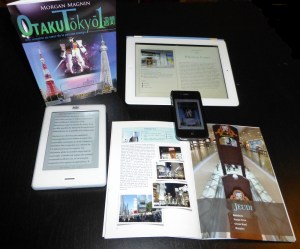 Photo de famille de quelques-uns des supports sur lesquels Otaku Tōkyō isshūkan est disponible, c'est-à-dire iPad, iPhone, Kobo (et bien d'autres !)… et la fameuse édition papier !
