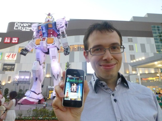 Avec Otaku Tōkyō isshukan devant le Gundam 1:1 à Odaiba, au Japon.